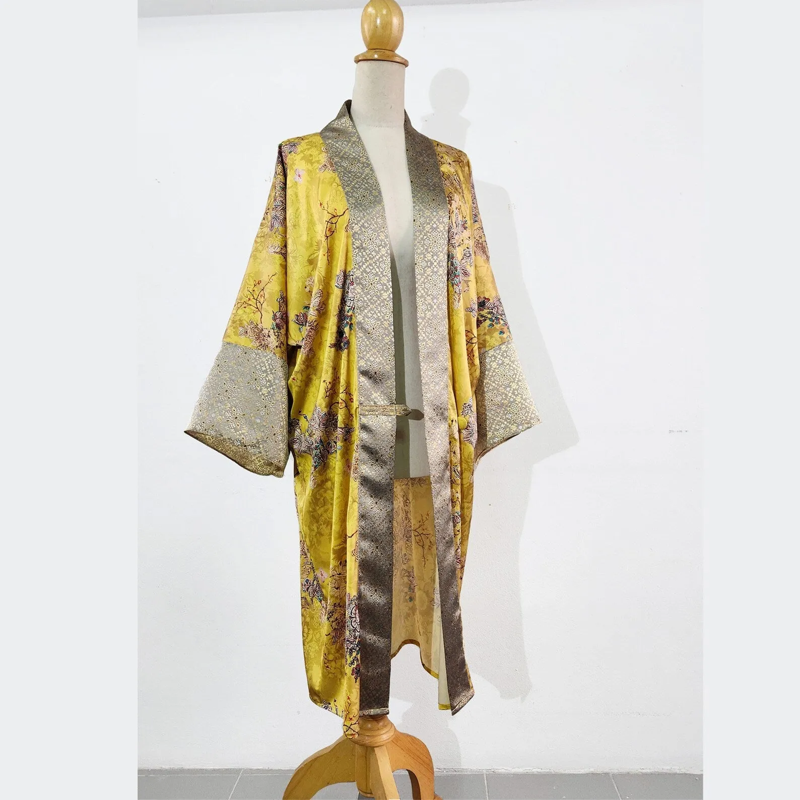 1920s loungewear kimono robe in printed yellow satin