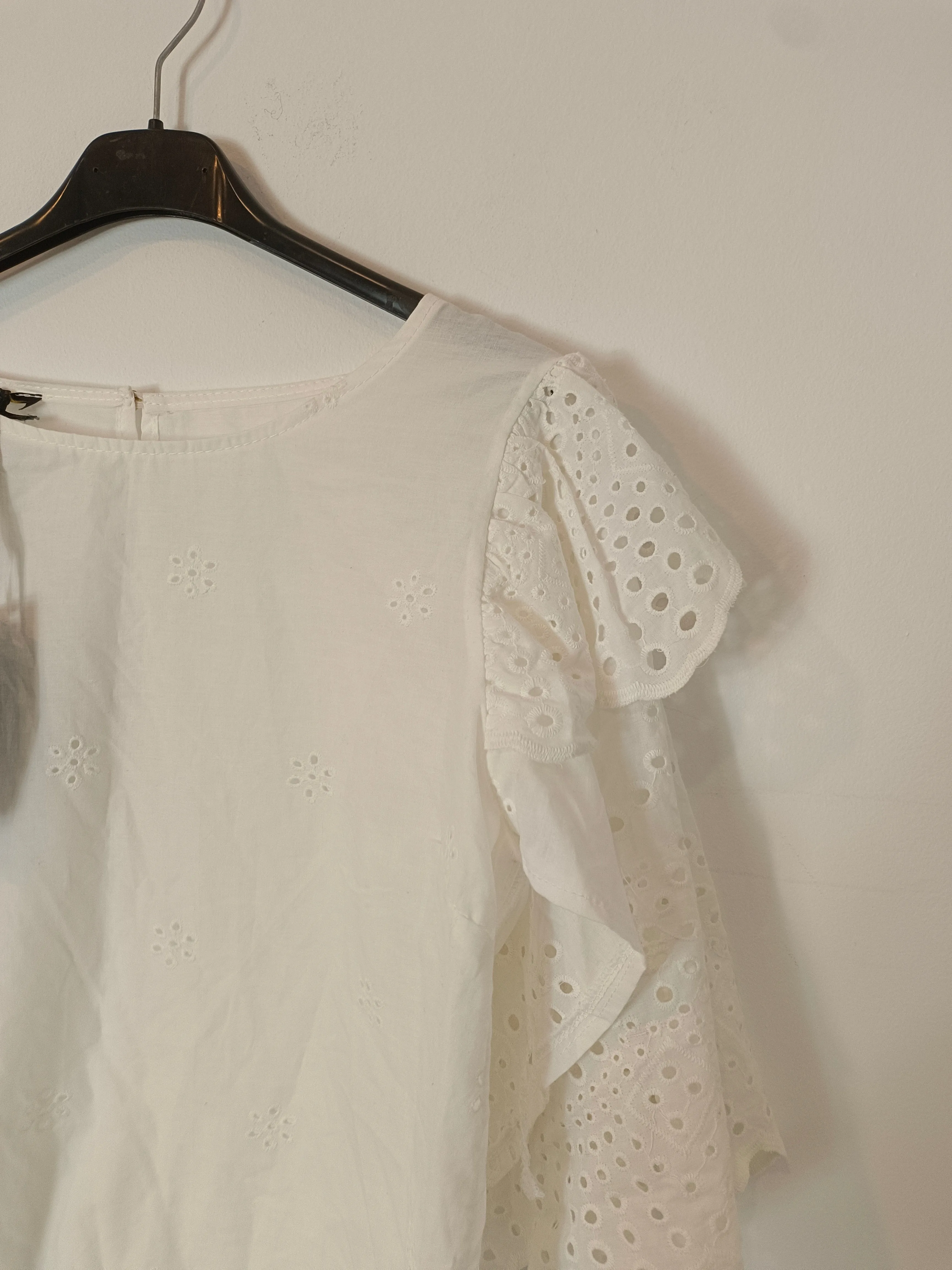 GIORGIA&JOHNS. Blusa blanca troquelada T.s