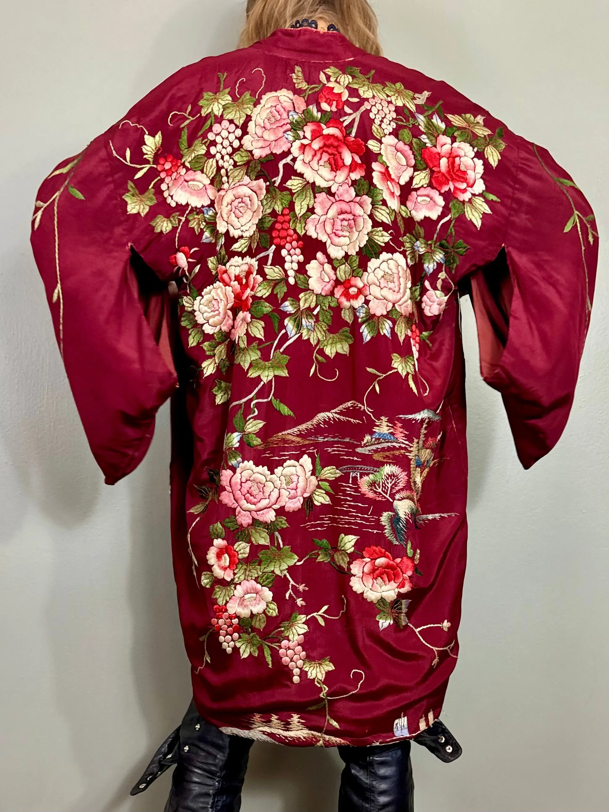 Sakura, 40s Burgundy silk embroidered kimono